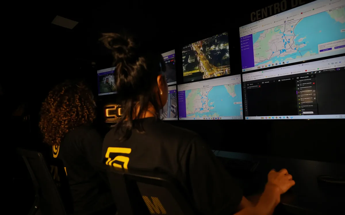 Duas operadoras da GTTAM acompanhando mapas e câmeras ao vivo nos monitores do Centro de Operações.