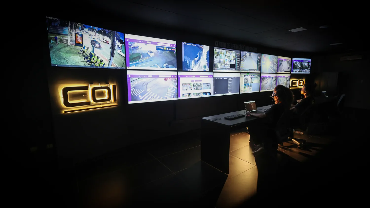 Operadores monitorando câmeras em tempo real no COI da GTTAM, em Vitória