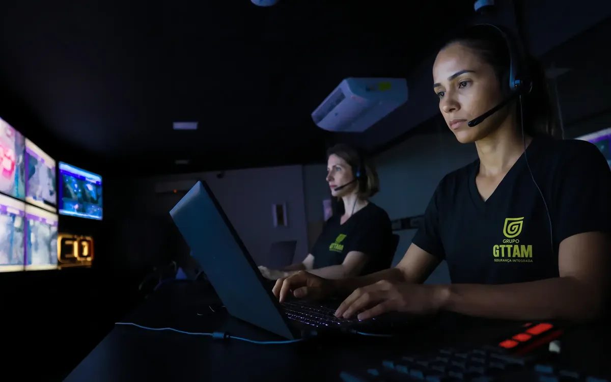 Operadoras da GTTAM atendendo a portaria remota com headset no Centro de Operações.