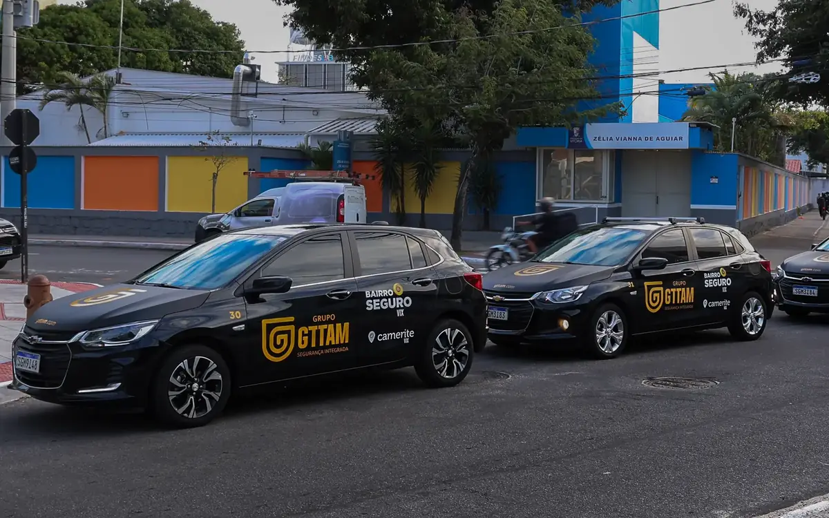 Duas viaturas da GTTAM em via urbana de Vitória, prontas para a inspeção motorizada.